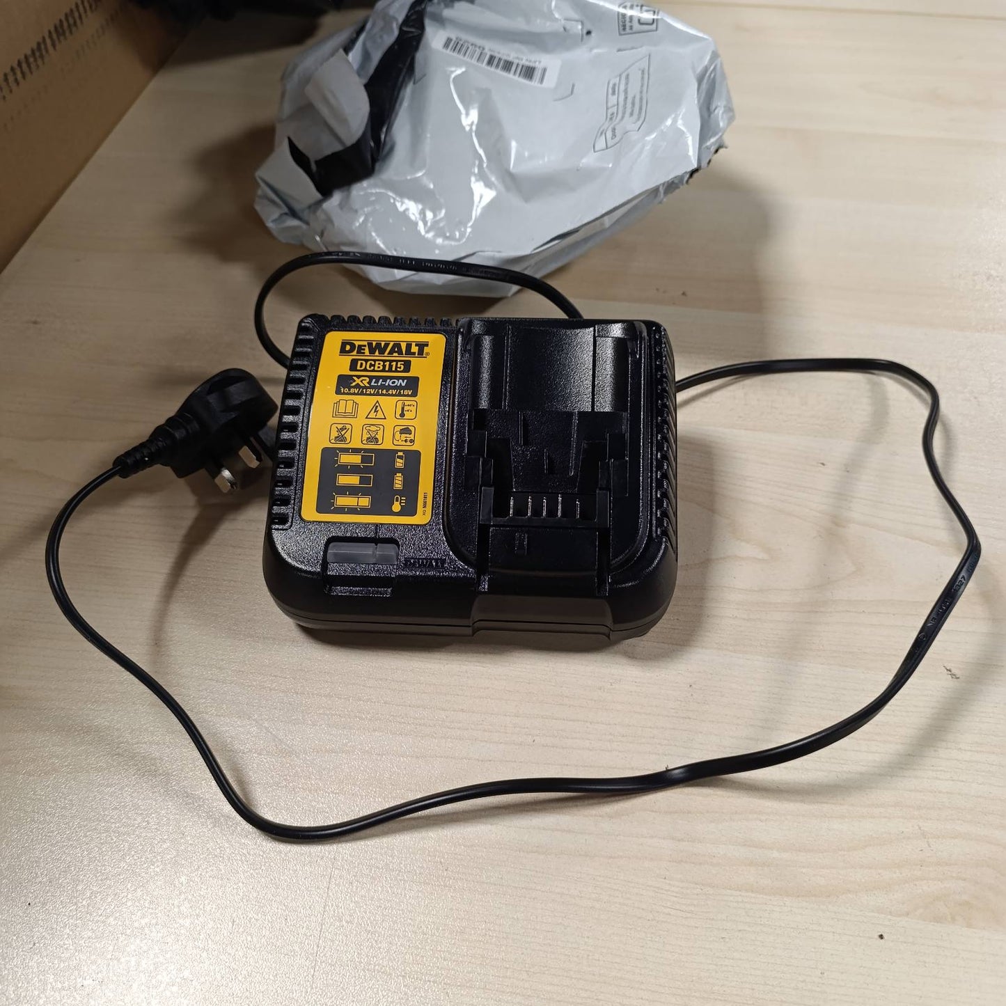 293087 - DEWALT Karikues Baterie DCB115, Voltazh të Shumëfishtë Li-Ion 10.8V, 14.4V dhe 18V, 230 V, E zezë/E verdhë