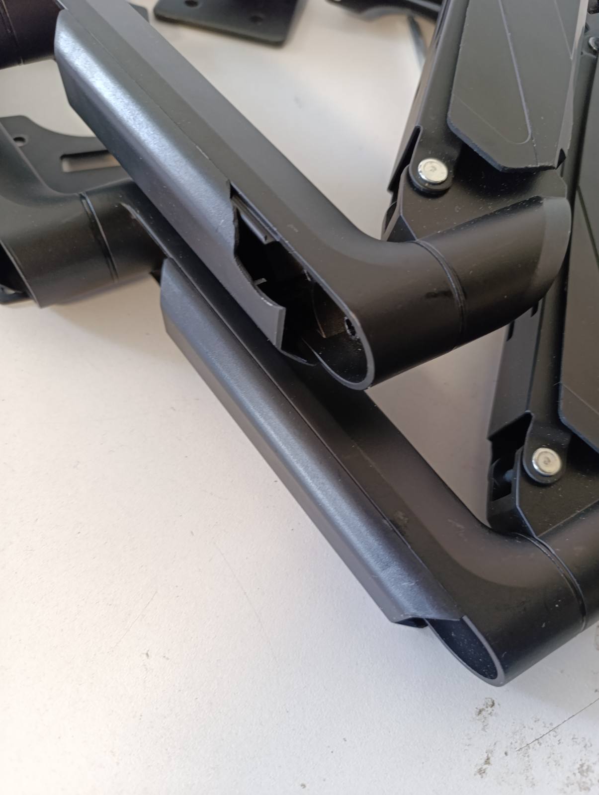 276556 - AMAZON BASICS Montim për tavolinë me dy monitorë, krah monitori me sustë gazi, i rregullueshëm, për monitorë deri në 27 inç (68.6 cm), i zi