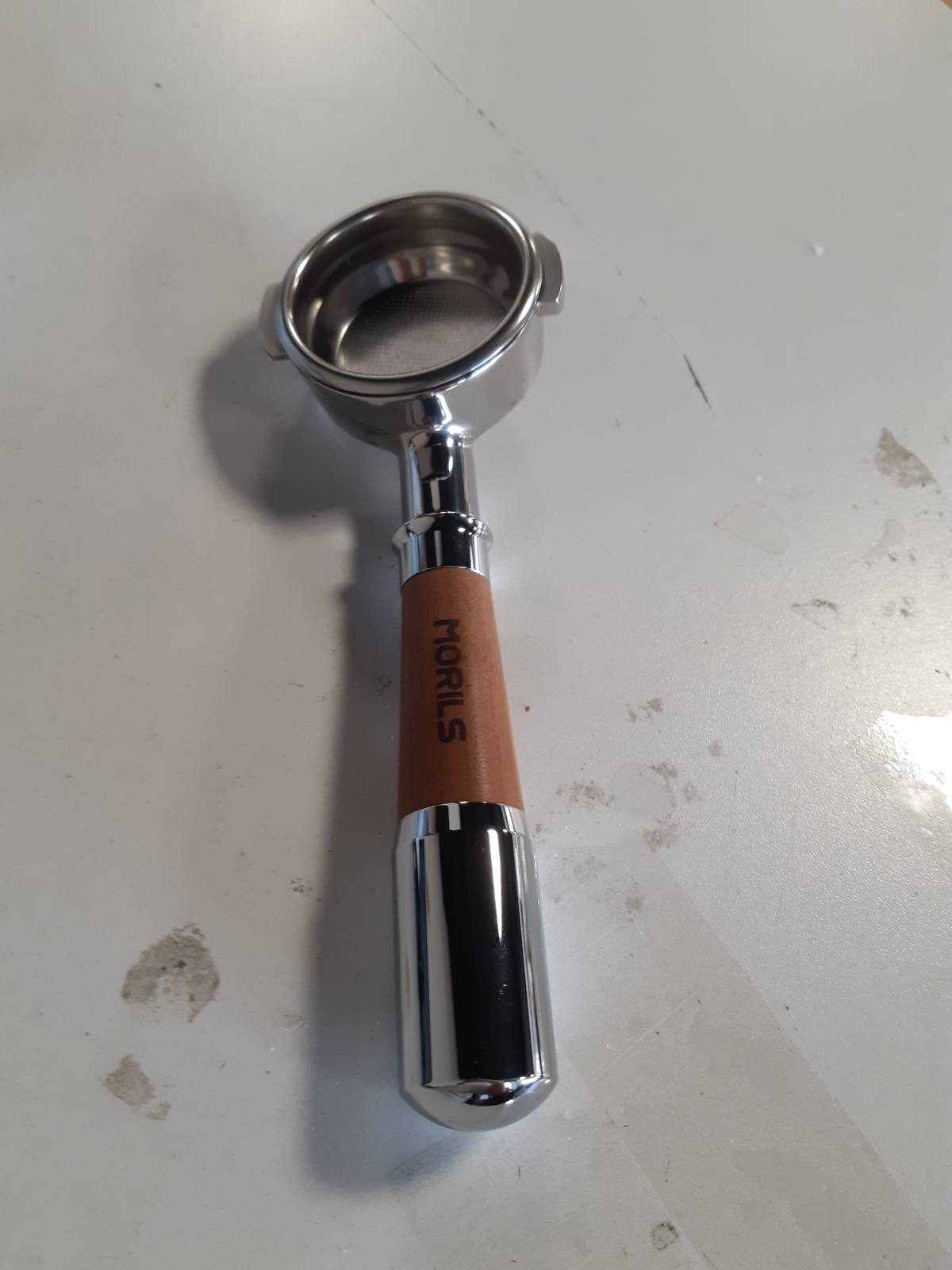 293140 - MORILS Portafilter pa fund 58 mm, i pajtueshëm me E61, Flair 58, ECM, Rocket, mbajtëse filtri prej çeliku inox 58 mm me 1 shportë filtri, dorezë prej druri arre dhe çeliku inox