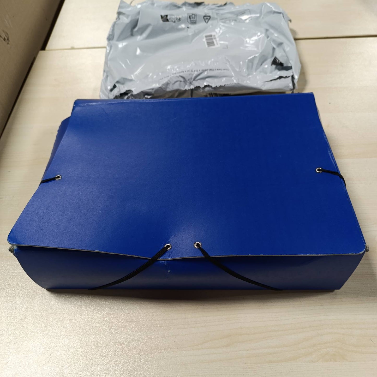 269335 - RAYLU Letër – Dosje Projektesh A4 Mat me Kurriz 9cm, Dosje Kartoni e Fortë me Mbyllje Elastike, Blu