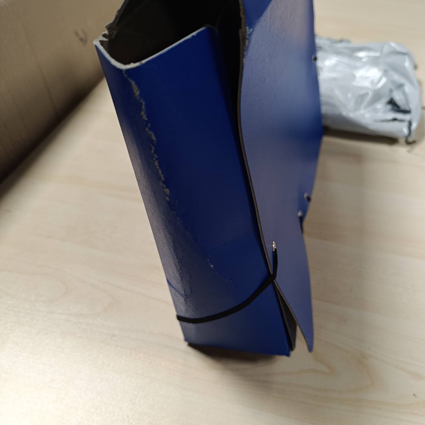 269335 - RAYLU Letër – Dosje Projektesh A4 Mat me Kurriz 9cm, Dosje Kartoni e Fortë me Mbyllje Elastike, Blu