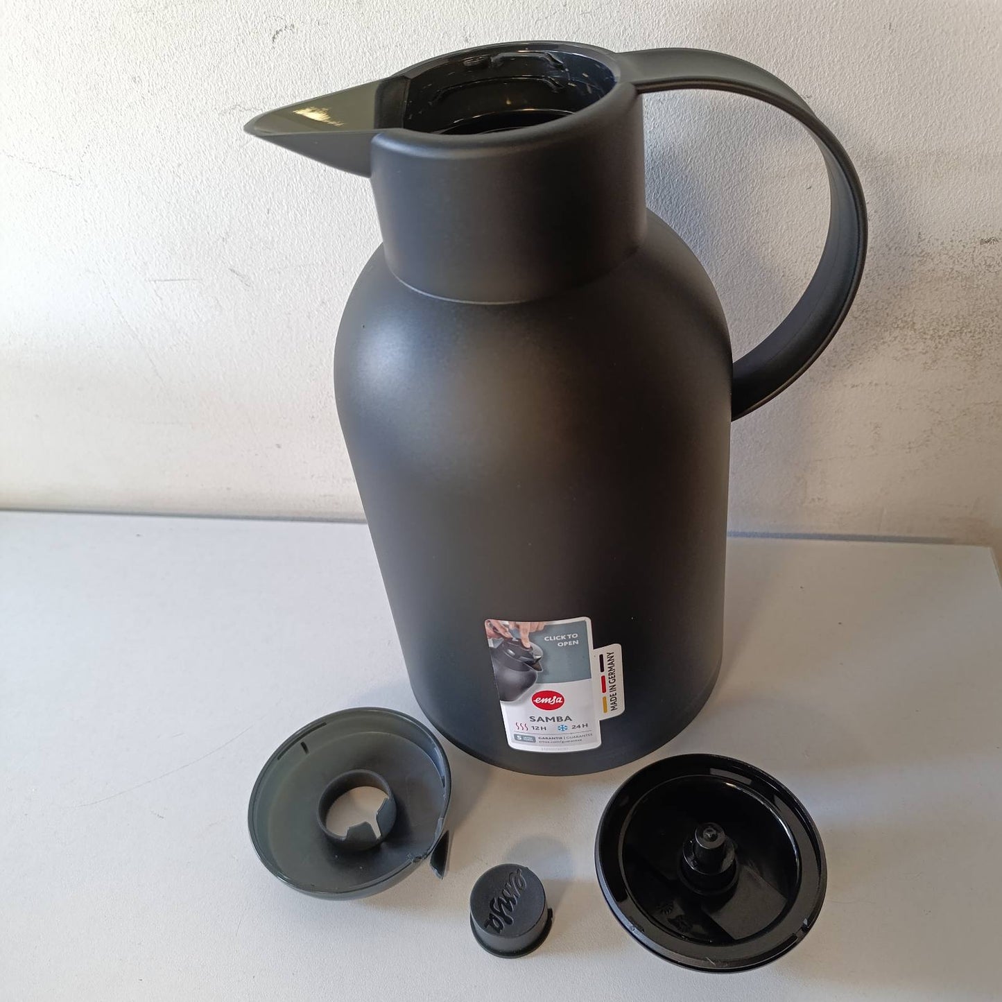 294151 - EMSAA Karafe e Izoluar N40119 Samba | 1.5 litra | Mbyllje me Shtypje të Shpejtë | Mban nxehtë për 12 orë dhe të ftohtë për 24 orë | Material: Plastikë | Ngjyra: E zezë e tejdukshme