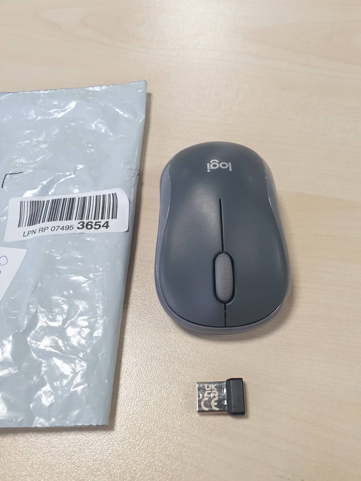 320296 - LOGITECH Maus pa tel M185, 2.4 GHz me marrës nano USB, jetëgjatësi baterie 12 muaj, gjurmim optik 1000 DPI, ambidextrous, i pajtueshëm me PC, Mac, laptop - gri