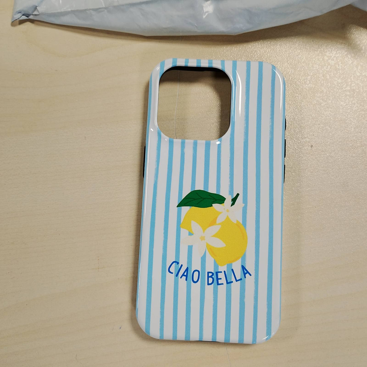 305447 - Mbështjellës për iPhone 15 Pro Ciao Bella, me vija blu limoni, ngjyrë vere italiane