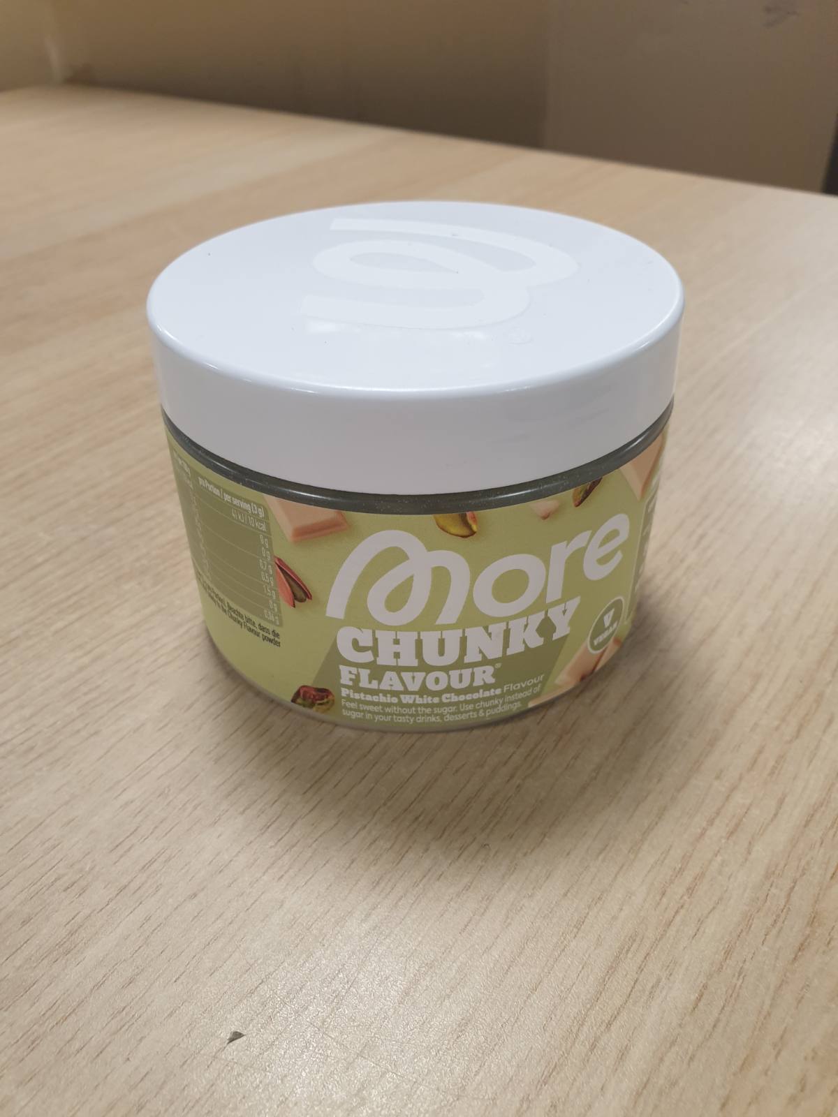 297392 - MË SHUMË Çokollatë e bardhë me fistikë, 150 g, vegane