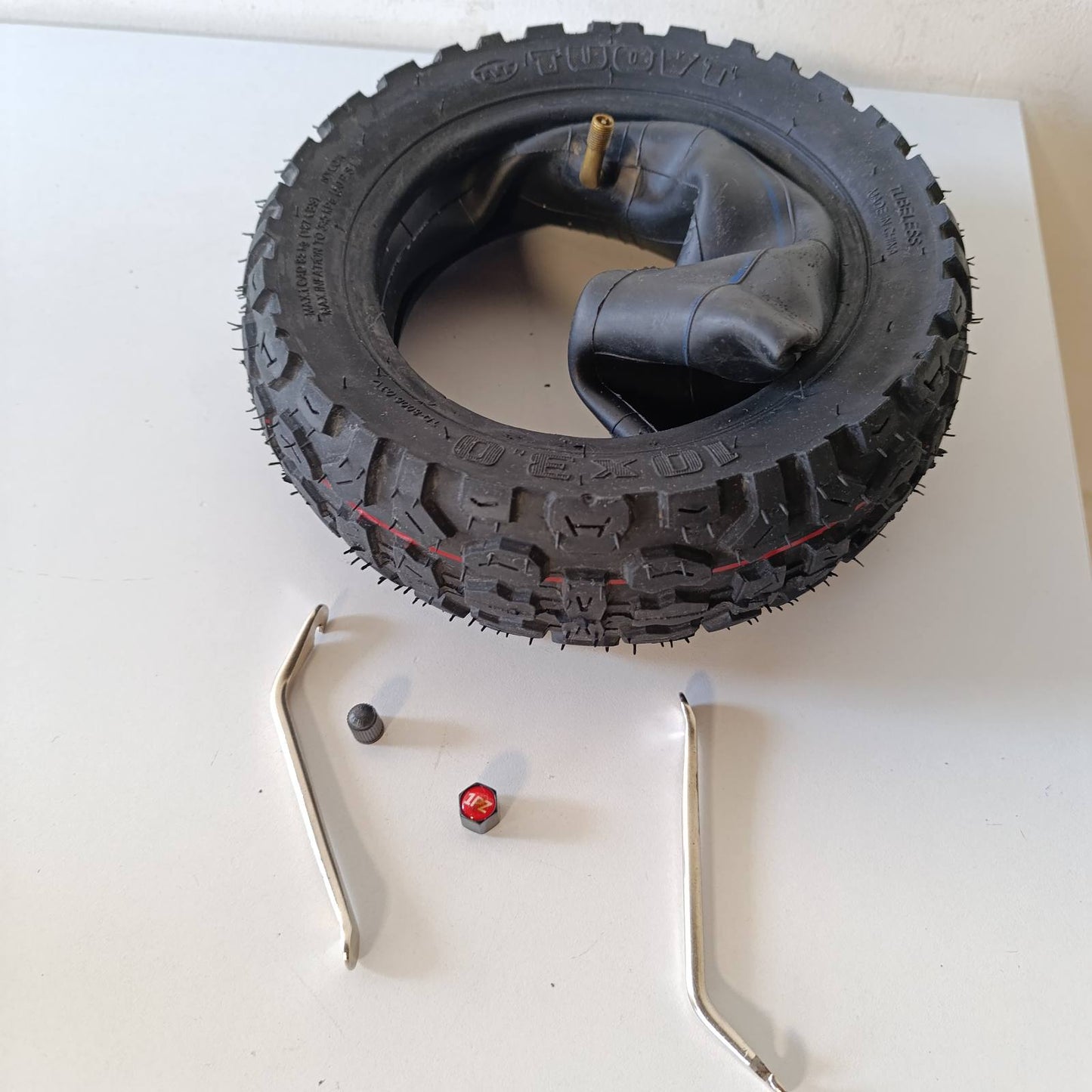 288905 - 1PZ Kit Gome dhe Tubi të Brendshëm F3T-X3W 10x3.0 për Skuter Elektrik - 10 Inç - Përdorim në Qytet dhe Jashtë Rrugës - I pajtueshëm me Kugoo M4 Pro - 1 Gomë + 1 Tub i Brendshëm + 2 Leva Gome