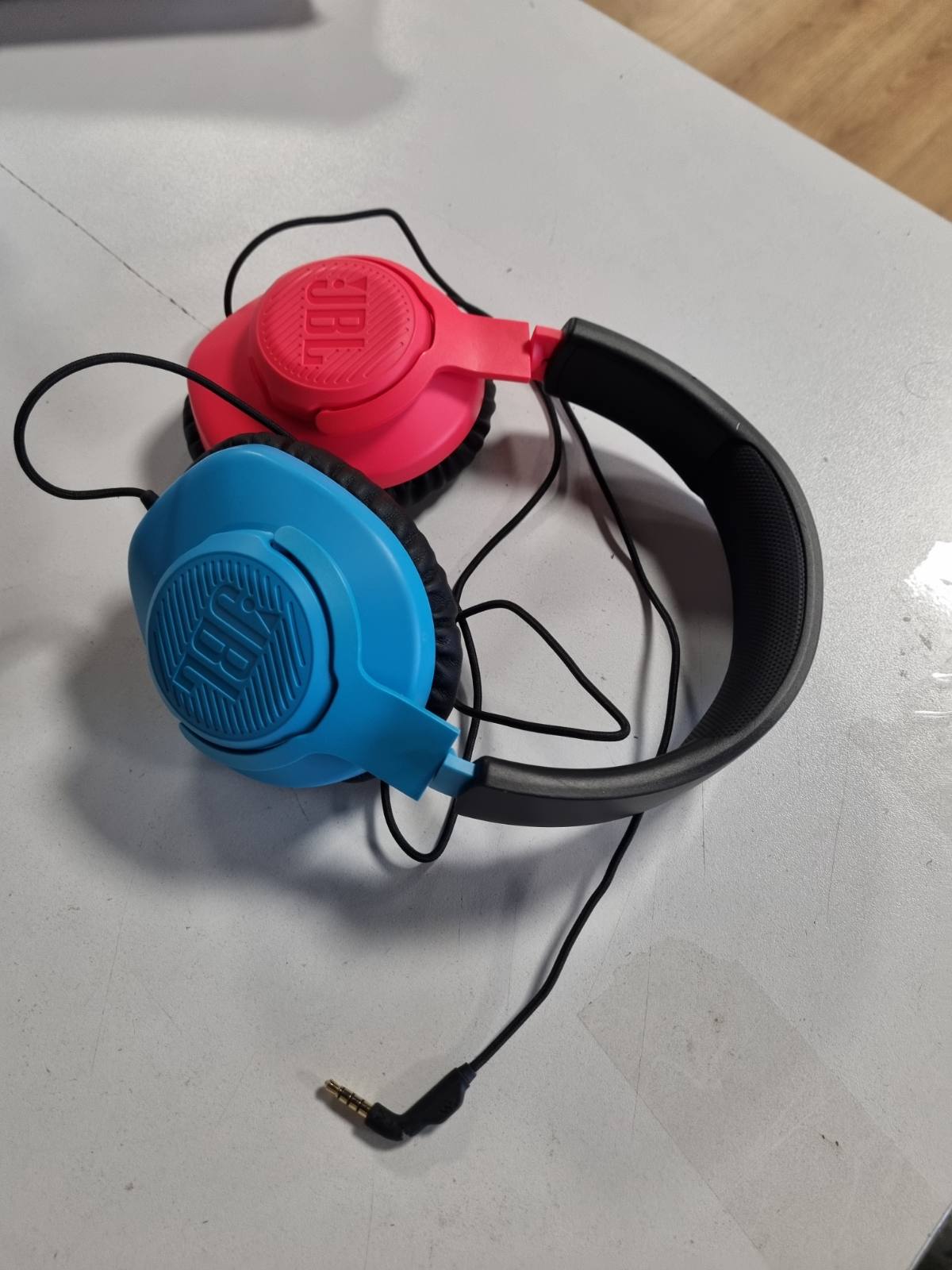 308885 - JBL Quantum 100N, kufje për lojëra me tel mbi vesh me mikrofon të shkëputshëm, JBL QuantumSOUND Signature, blu/e kuqe