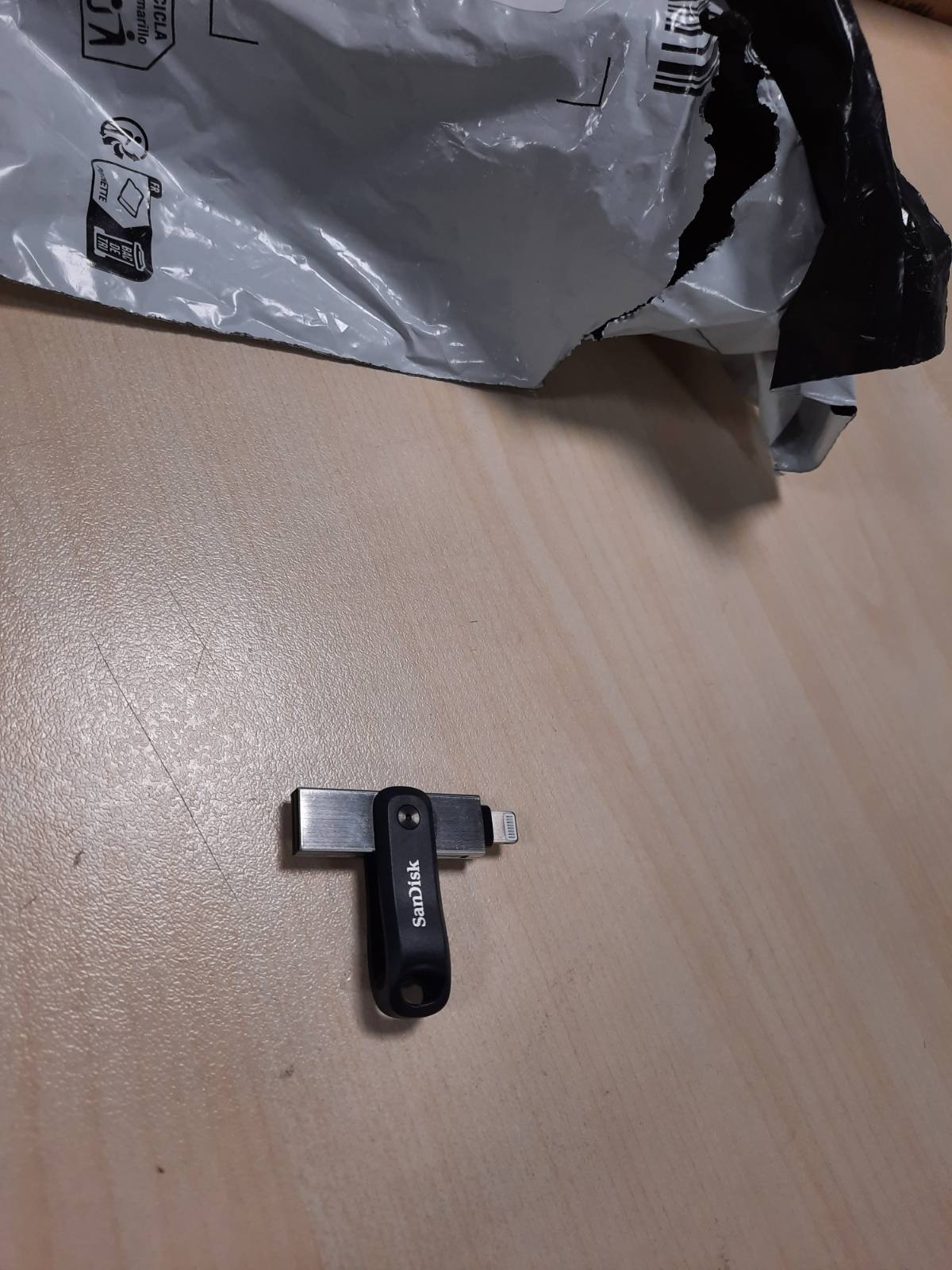 273277 - SANDISK Njësia Flash iXpand Go për iPhone, 64 GB, e pajtueshme me iPad, kopje rezervë automatike, USB 3.0, aplikacioni iXpand