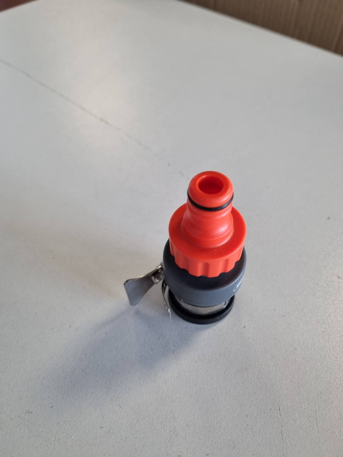 335640 - AMIG Përshtatës rubineti uji për ujitje pa fileto - Mbërthim me kapëse për rubinete deri në Ø 23.75 mm - ABS dhe gome - Portokalli/Gri - Modeli R04 PLUS