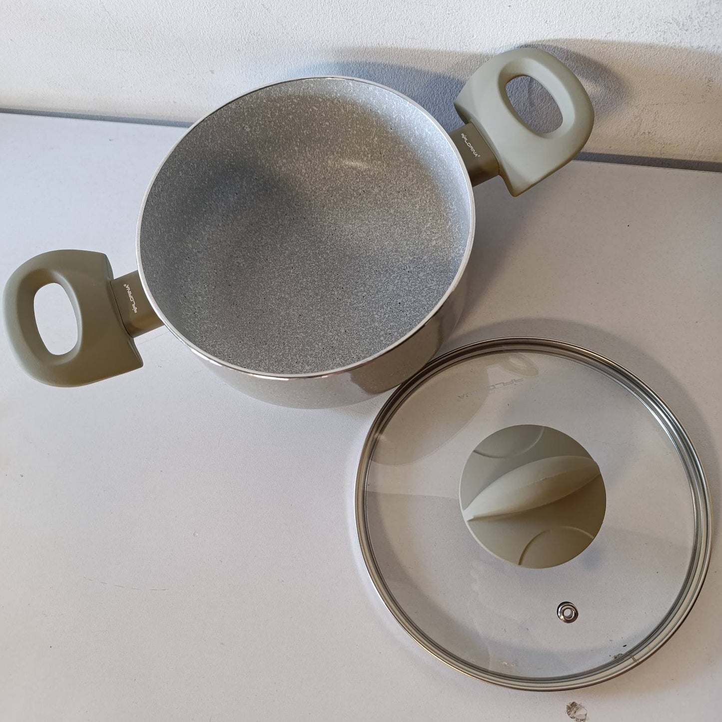 293349 - FLORINA Tenxhere alumini ISLA 1.6L, 18 cm, jo-ngjitëse, ngrohje e shpejtë dhe e njëtrajtshme, doreza me prekje të butë, ngjyrë bezhë