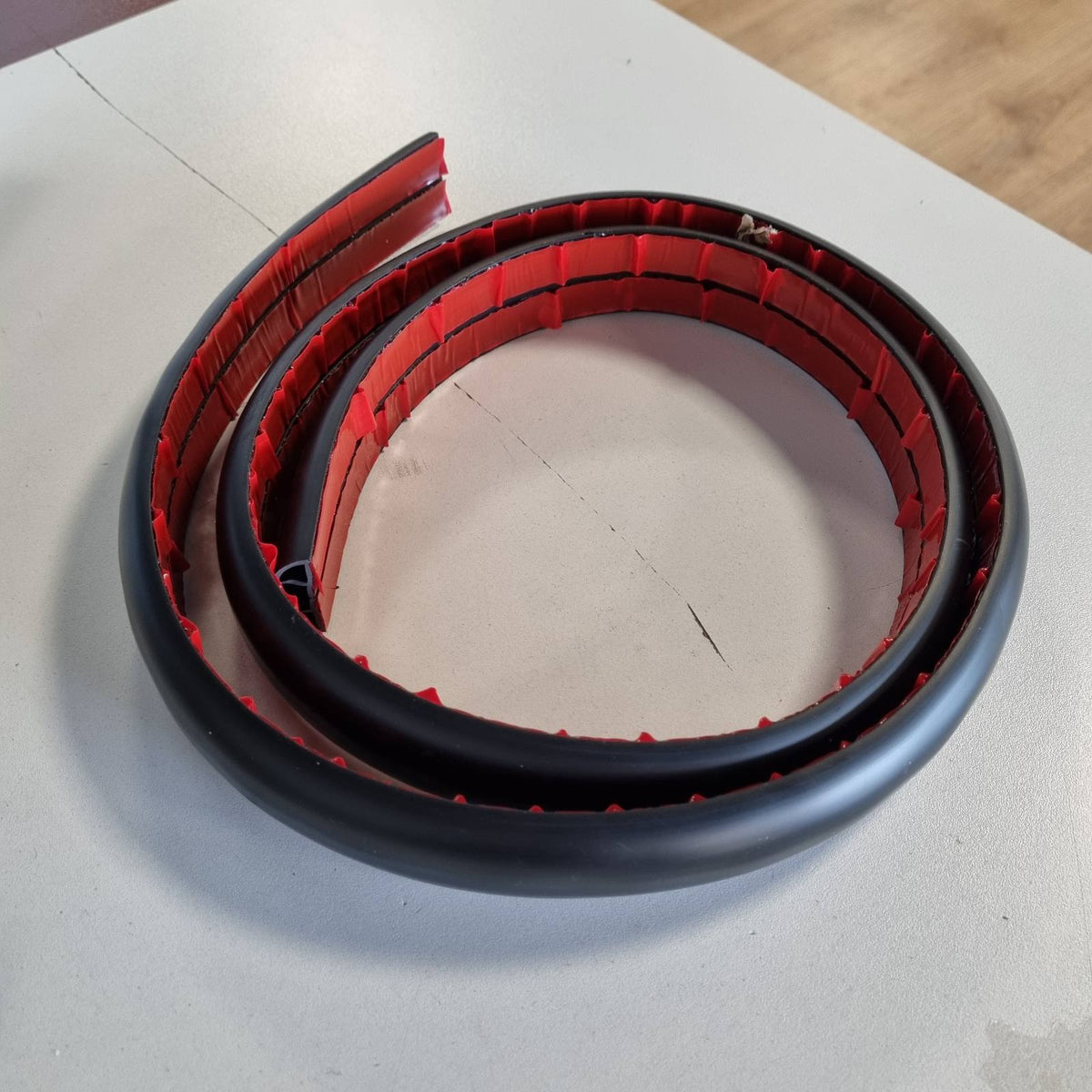 296373 - SHINFLY Kanalizim Kabllosh Dyshemeje 1.6m Fleksibël, Urë Kabllosh Vetëngjitëse, Mbrojtje PVC, Gjerësi 12mm x Lartësi 10mm, E Zezë