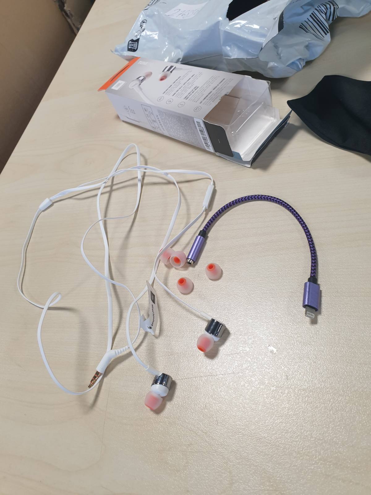 276856 - JBL Kufje T210 në vesh me telekomandë 1 buton dhe mikrofon të integruar, të pajtueshme me Apple dhe Android, ngjyrë argjendtë/e bardhë
