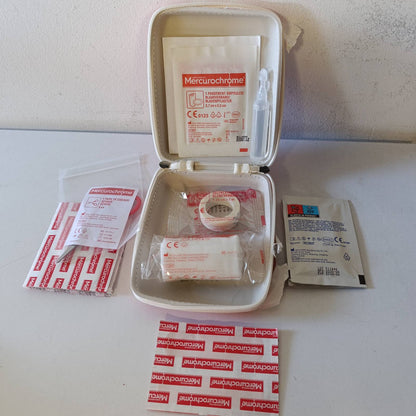 275828 - MERCUROCHROME Kompleti i Ndihmës së Parë 17 Komponentë, për lëndime të përditshme, përfshin fasha, tretësirë fiziologjike, kompresë, peceta higjienike