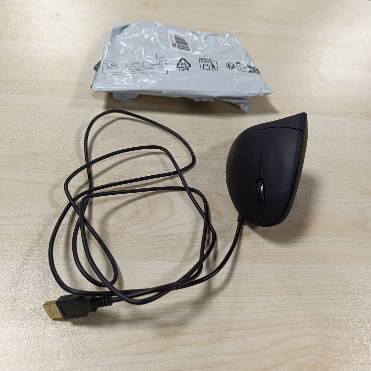 268914 - Maus VERTIKAL TRUST VERTO, USB Ergonomik 1000/1600 dpi, Ndriçim LED, Sensor Optik për PC, Laptop, Desktop, Mac - i Zi