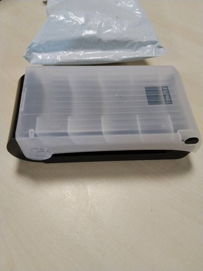 296286 - TIMETEX: Kuti për dosje kartelash e bërë nga plastikë e fortë, A8, gjysmëtransparente me kapak rrëshqitës, 20x9x6.5cm, ngjyra: e zezë