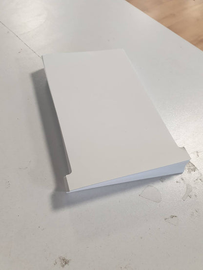 274584 - NOBO Tableta në formë T-card, sipër 15 mm, poshtë 124 x 112 x 180 mm, madhësia 4, 100 copë, të bardha