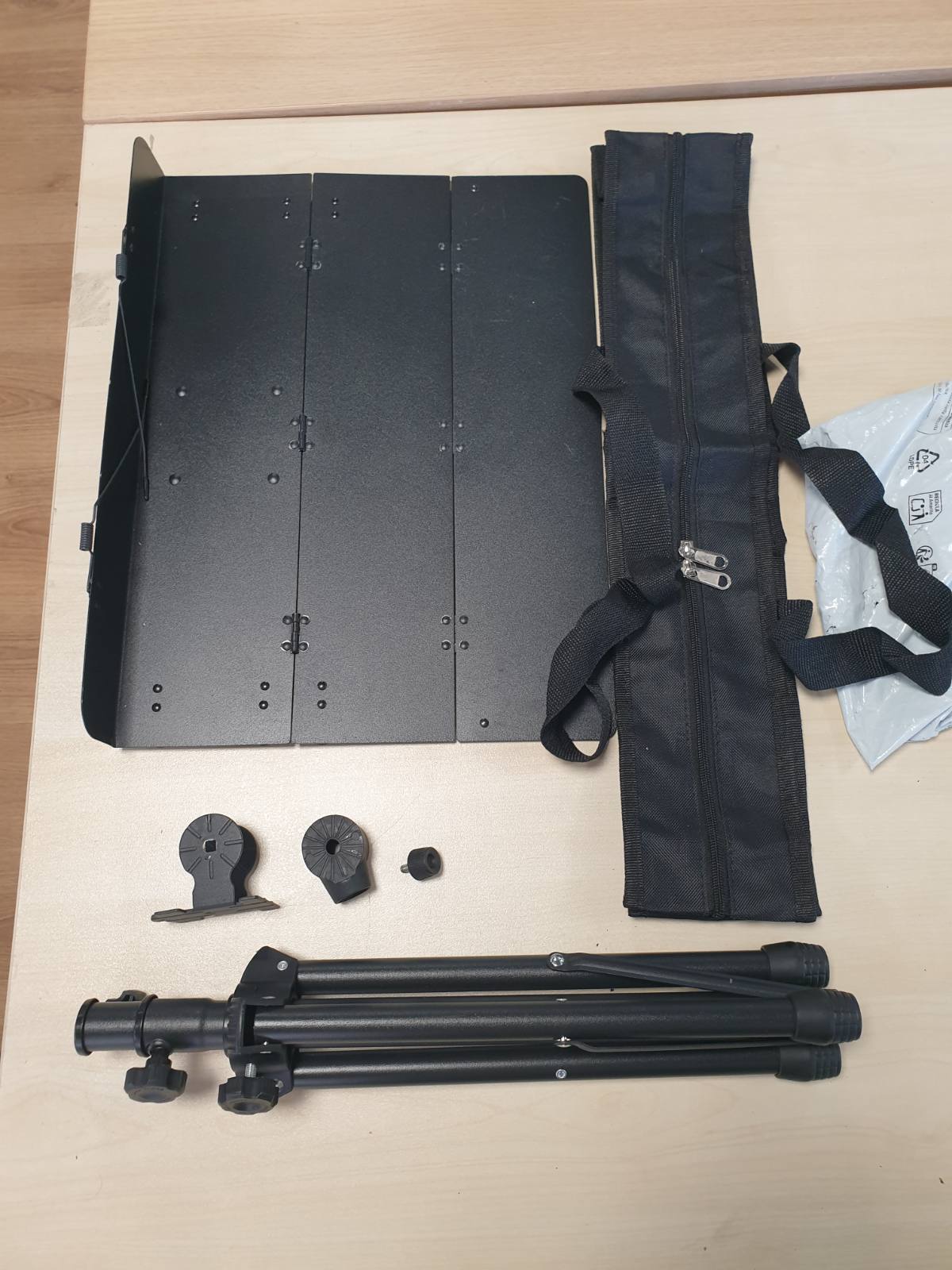288655 - CAHAYA Stenda muzikore, e zezë mat, materiali: rezistente ndaj gërvishtjeve, me dy qëllime, metal, portative, e qëndrueshme, e rregullueshme në lartësi, me çantë, modeli CY0317
