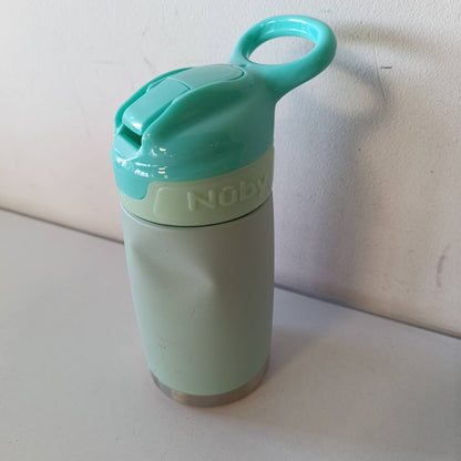 318045 - NUBY Reflex Flip-it Shishe Uji 300 ml, Çelik Inoks i Izoluar, I papërshkueshëm nga rrjedhjet, Ngjyrë Bruz, Për Udhëtime dhe Dalje, 18+ Muaj