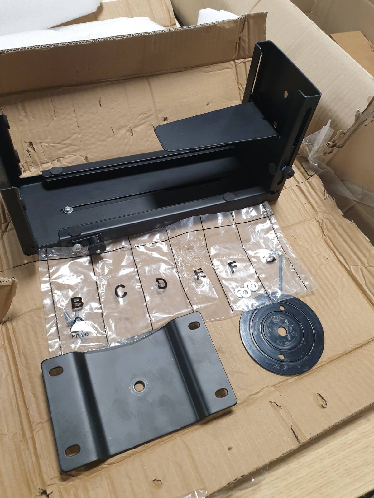 295678 - RICOO Mbështetëse kullë për kompjuter me rrotullim 360 gradë TRH-06, montim nën tavolinë, shasi fleksibël për kompjuter, fiksim vertikal i tavolinës, e zezë
