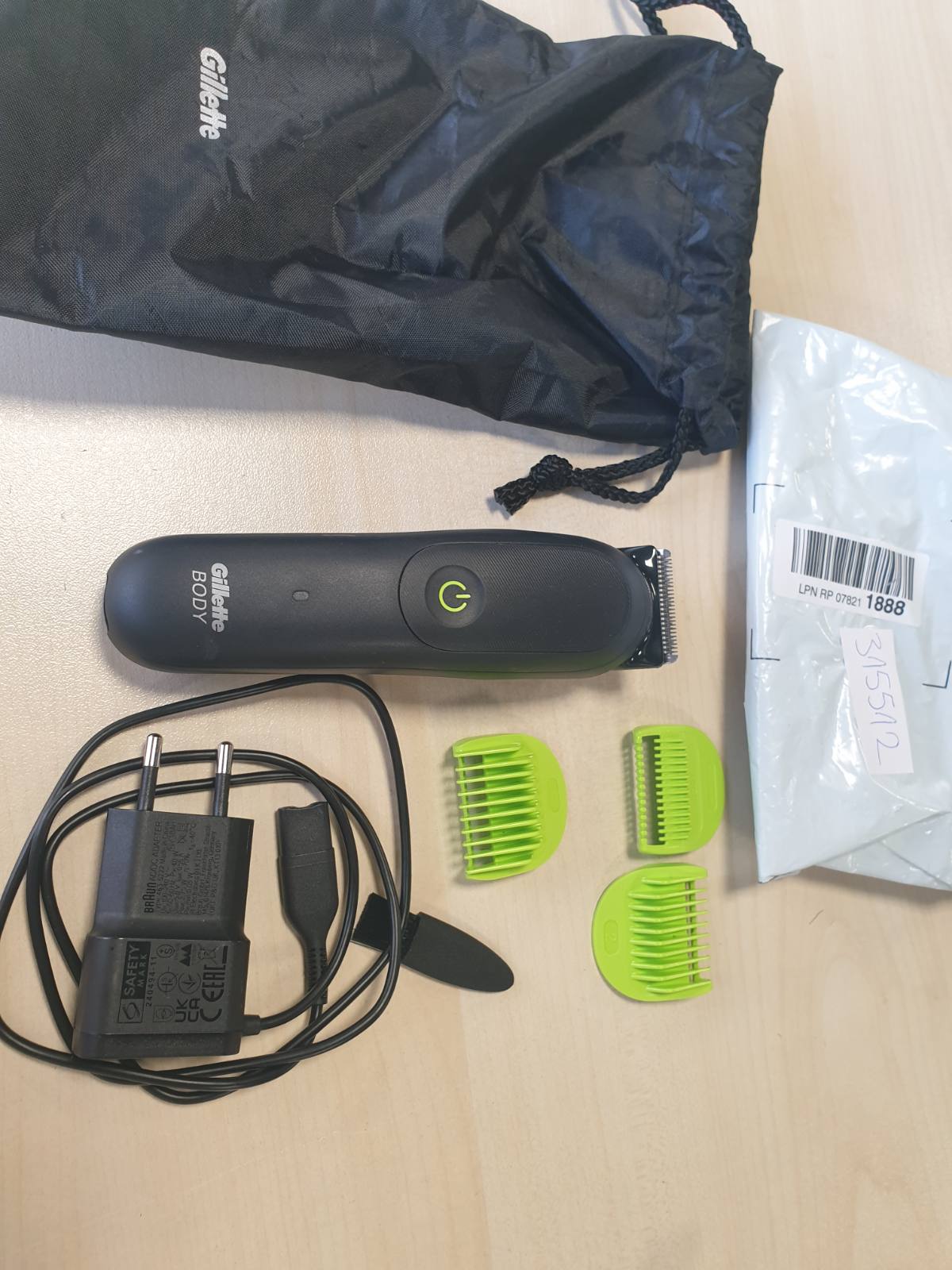 315512 - GILLETTE LABS Makinë prerëse i5 për trupin dhe zonat intime, e papërshkueshme nga uji, teknologji SkinFirst, Set dhuratë me 3 krehëra, bateri e rikarikueshme e përfshirë