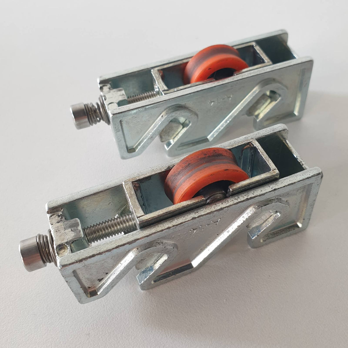 314540 - AMIG Kushineta për Dritare Rrëshqitëse - Set prej 2 copësh - Madhësia 77 x 24 mm - Strehë metalike e rregullueshme - Zamak e veshur me zink - Modeli COR30