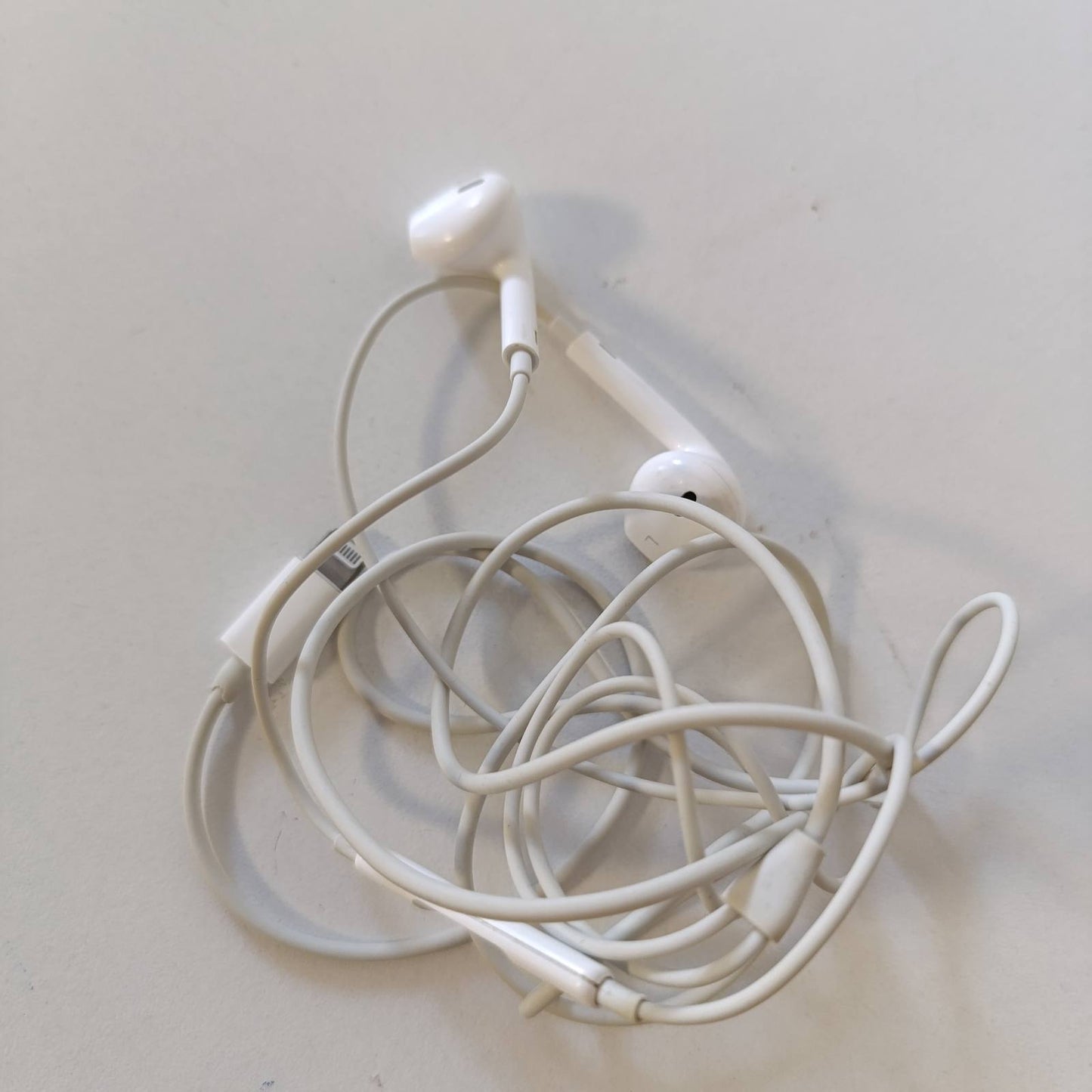 273743 - APPLE Kufje EarPods me lidhës Lightning