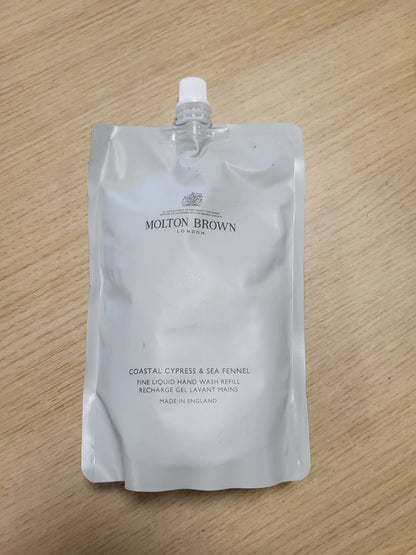275277 - MOLTON BROWN Sapun i lëngshëm për duar Coastal Cypress & Sea Fennel, Pako Mbushëse 400 ml