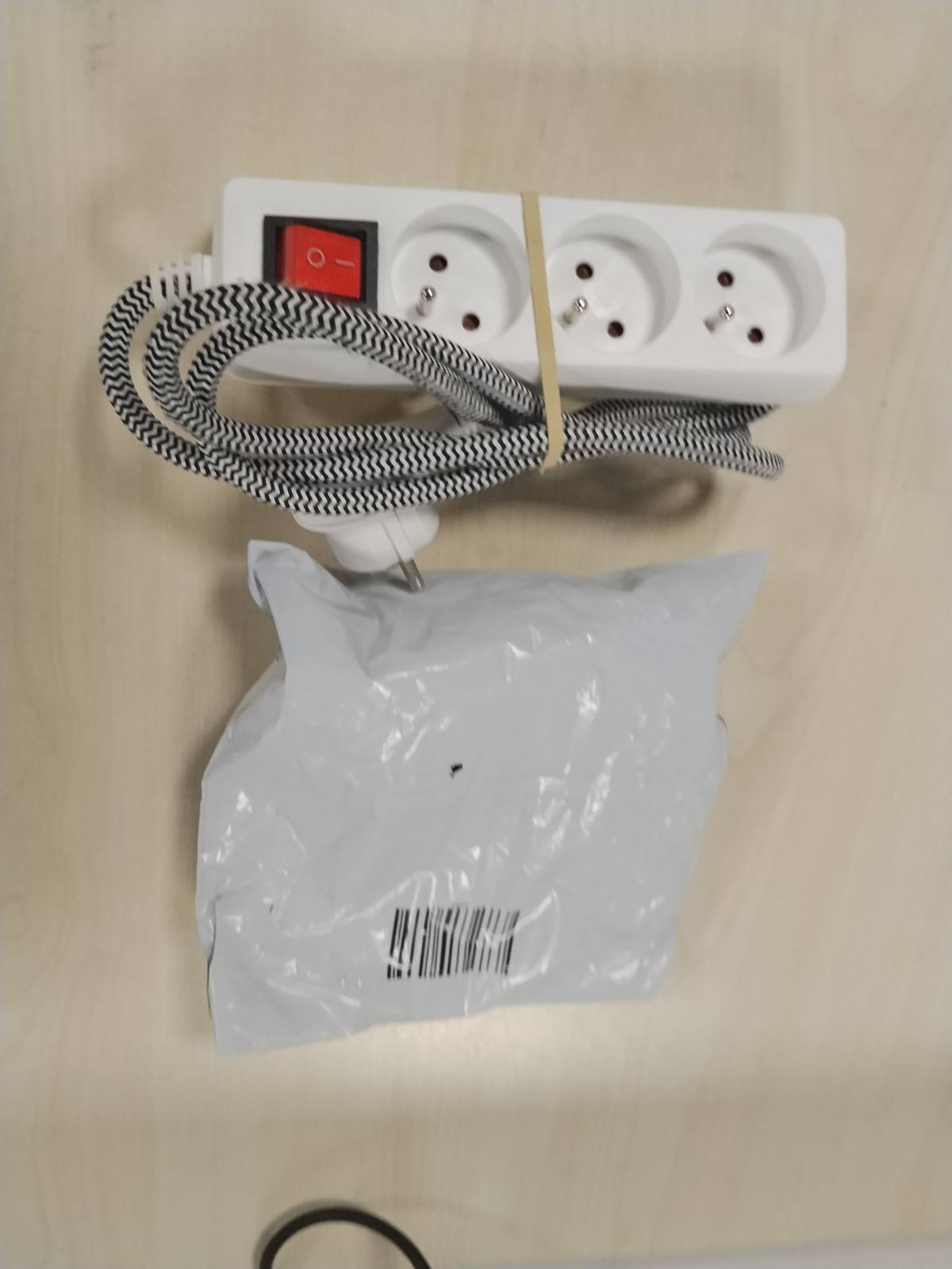 289215 - CHACON Mini-bloc blanc deco kabllo 3x16a tekstil noir/blanc, 1.5m + pllakë fletëpalosjeje 3g1,5mm2, 49746