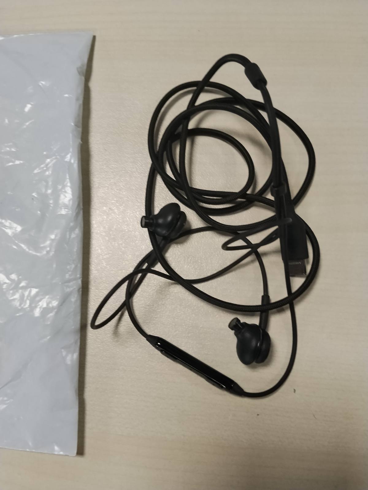 320301 - SAMSUNG Kufje Type-C EO-IC100, Tinguj nga AKG, Altoparlantë dypalësh, Kabllo pëlhure, Lidhje USB Type-C, Përshtatje e rehatshme - E zezë