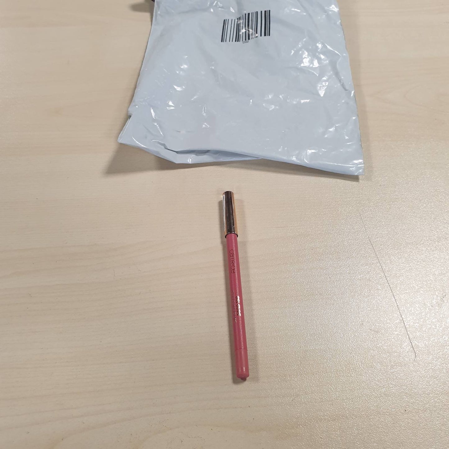 319220 - CATRICE VIJËZUES BUZËSH GEL GLIDE LONG-LASTING 010 Princess Charming, nuancë trëndafili, 1.5 g, teksturë kremoze, qëndrueshmëri afatgjatë, përfundim mat si kadife