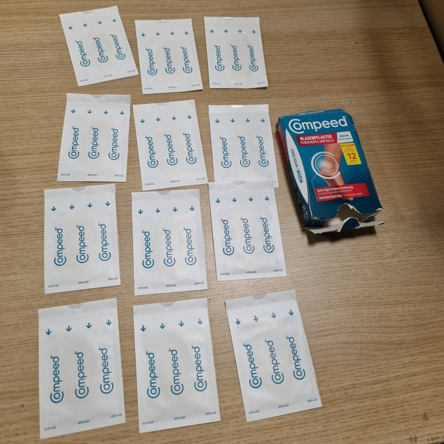 318427 - COMPEED - Fasha për flluska Medium - Fasha hidrokolloide - me mbushje në thembër, mbron nga presioni dhe fërkimi - lehtëson dhimbjen, për shërim të shpejtë - 4.2 x 6.8 cm - 12 copë