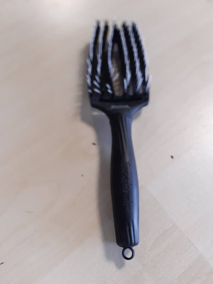 272093 - OLIVIA GARDEN Furçë për Fingerbrush Iconic Mesatare E Zezë, për zbërthim në ngjyrë derri të egër dhe najlon për flokë të shëndetshëm