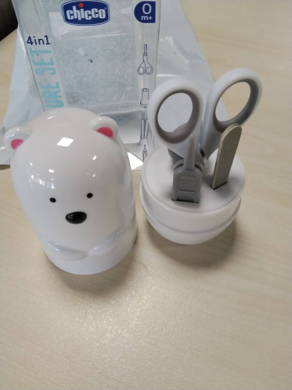 301209 - CHICCO Set manikyrësh për fëmijë Ariu Polar | I përbërë nga gërshërë, prerëse thonjsh, piskatore dhe limë thonjsh.