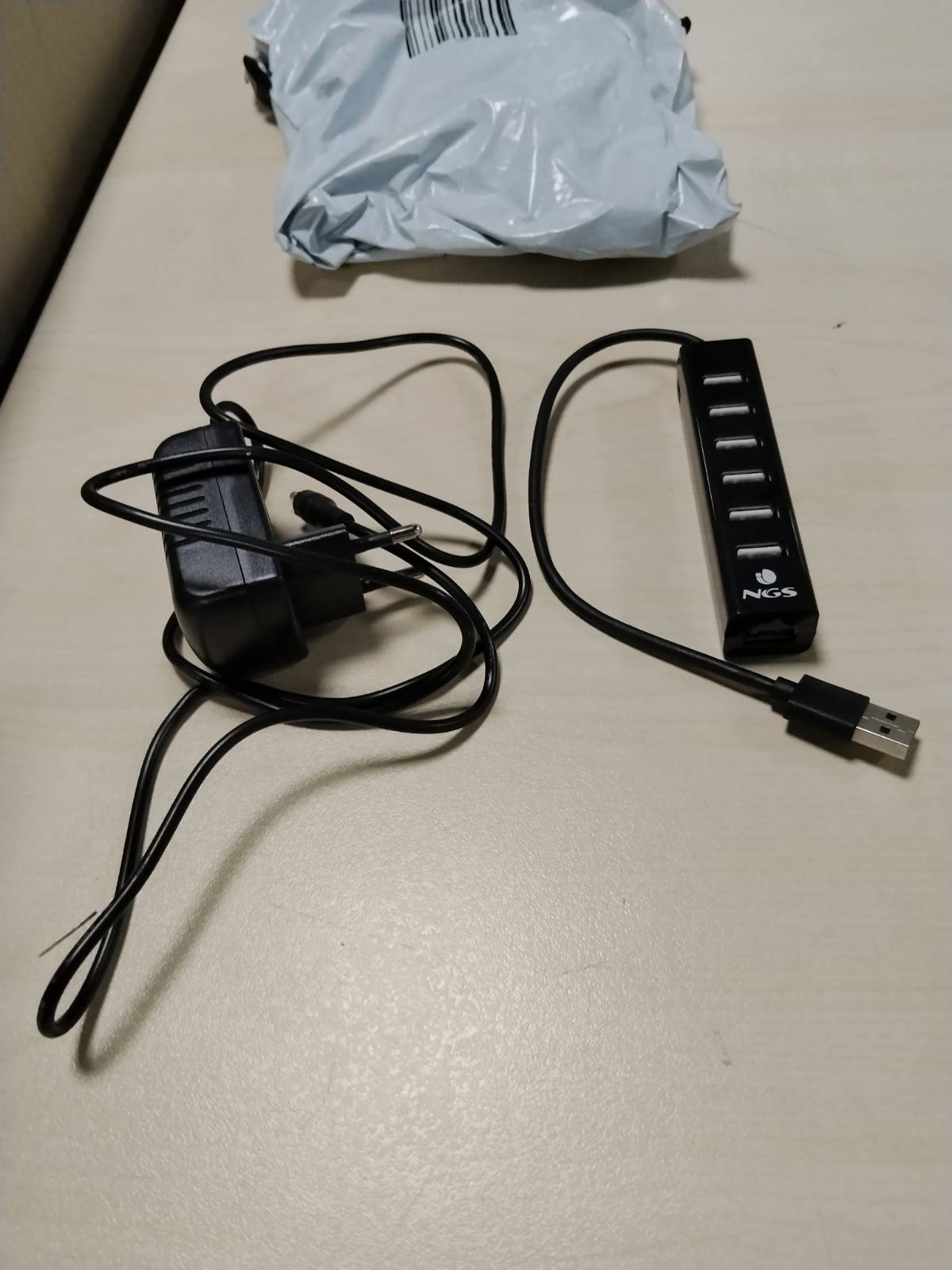 296059 - NGS IHUB7 Tiny - Qendër USB 2.0 me 7 Porta, Adaptor Energjie 5V/1A, kompatibil universal, Plug and Play