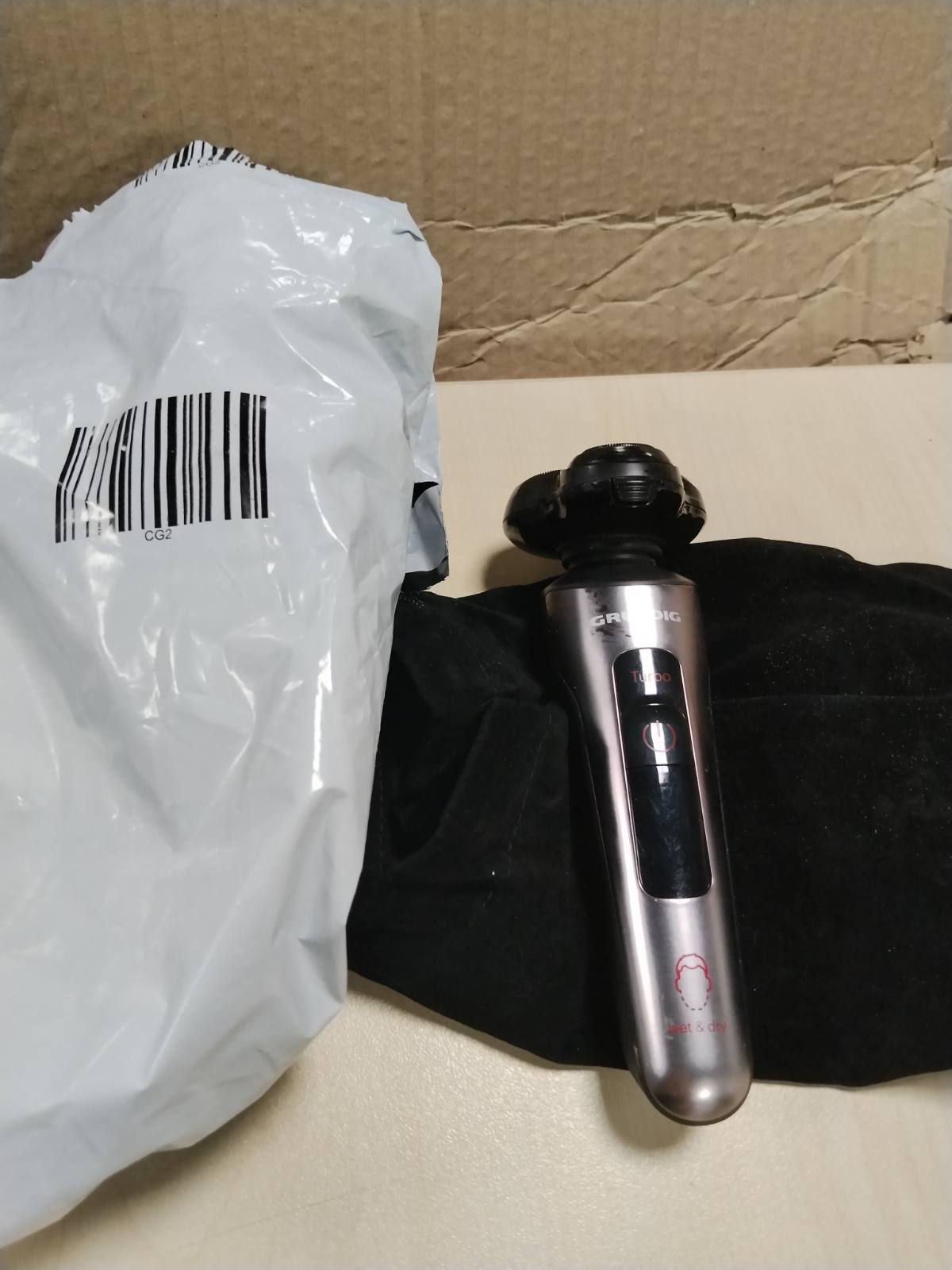 315747 - GRUNDIG Makinë rroje për meshkuj ProClub MS 8130, sensor BeardCare, mbulesë e jashtme 61% plastikë e ricikluar, teknologji tehësh titaniumi, krom mat i errët/i kuq