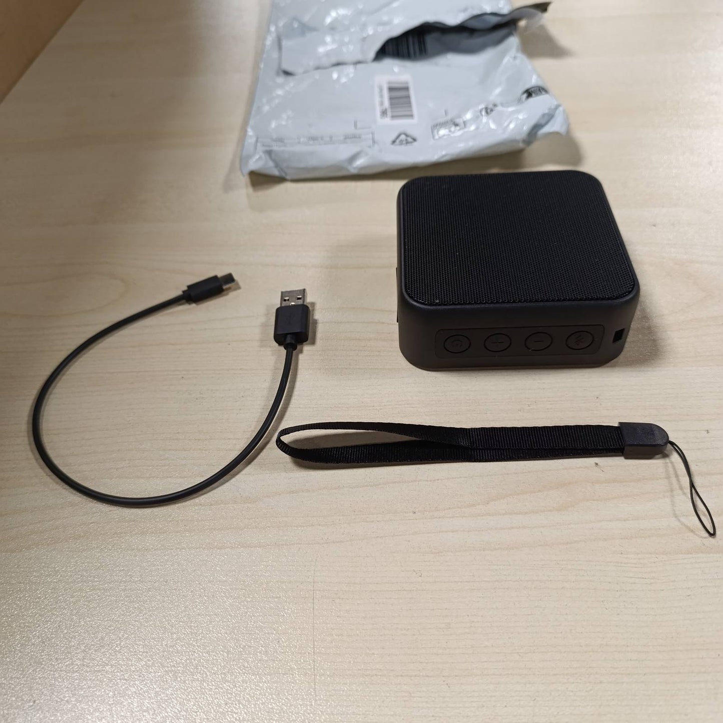 273735 - AMAZON BASICS Altoparlant portativ pa tel Bluetooth 5.3, kompakt, kohëzgjatje luajtjeje 6 orë, IPX5 i papërshkueshëm nga uji, i rikarikueshëm, bas i përmirësuar, i zi