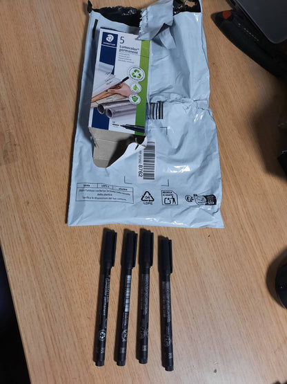 274411 - SHËNUES I PËRHERSHËM STAEDTLER LUMOCOLOR, rezistent ndaj ujit dhe fshirjes në pothuajse të gjitha sipërfaqet, gjerësi mesatare e vijës 1 mm, i rimbushshëm, jetëgjatësi e gjatë, 5 shënues të zinj universalë, 317-9X