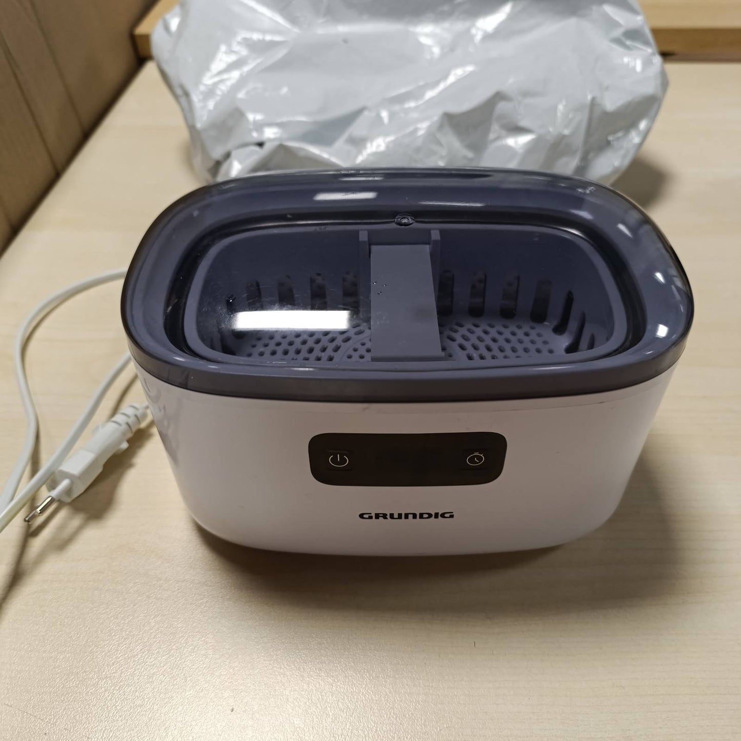 315901 - GRUNDIG Pastrues ultrasonik UC 6620, rezervuar uji 500 ml, fuqi 50 W, mbajtëse ore e integruar, e bardhë
