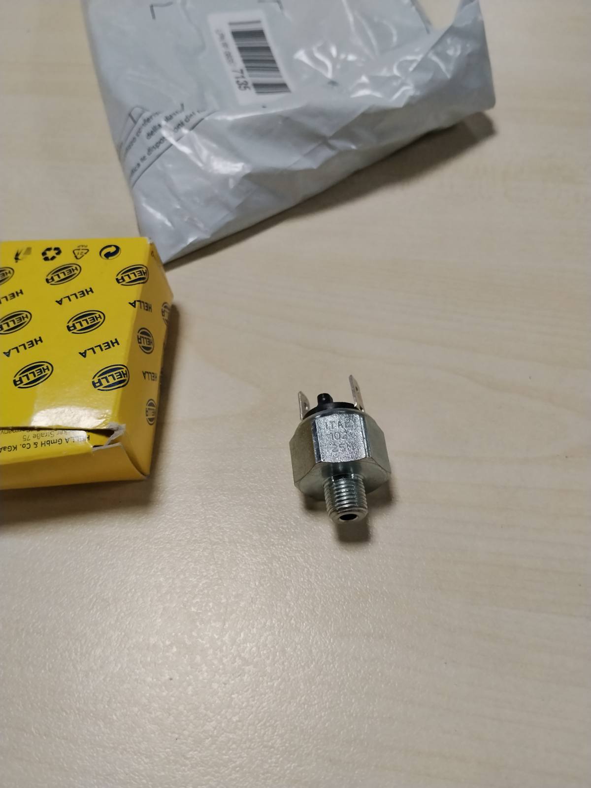 314509 - HELLA 6DL 003 262-001 Ndërprerës i dritës së frenave - 12V - 2-pin - normalisht i hapur