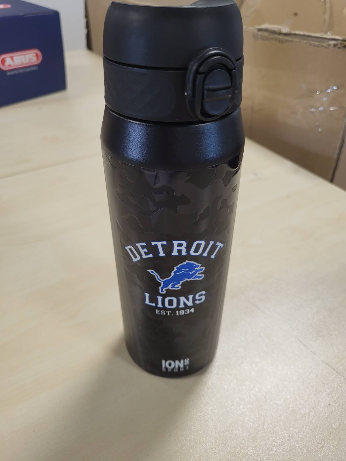 293328 - NFL DETROIT LIONS SHISHE UJI ME KASHTË 750ML/24OZ, IZOLUAR KUNDËR RRJEDHJEVE