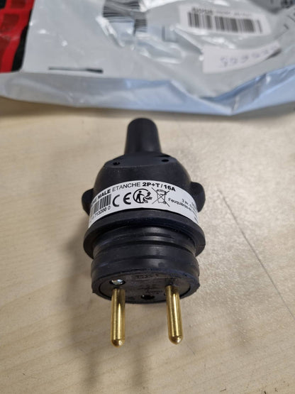 335655 - DEBFLEX Prizë Elektrike Mashkull e Papërshkueshme nga Uji 2P+E 16A - Gomë E Zezë 97 x 49 x 37 mm