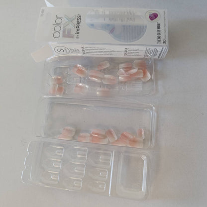 318031 - KISS colorFX Thonj ngjitës "Connection", rozë-të bardhë me ngjyrë kromi, të shkurtër dhe të hollë, 30 thonj artificialë vetëngjitës, deri në 10 ditë përdorim