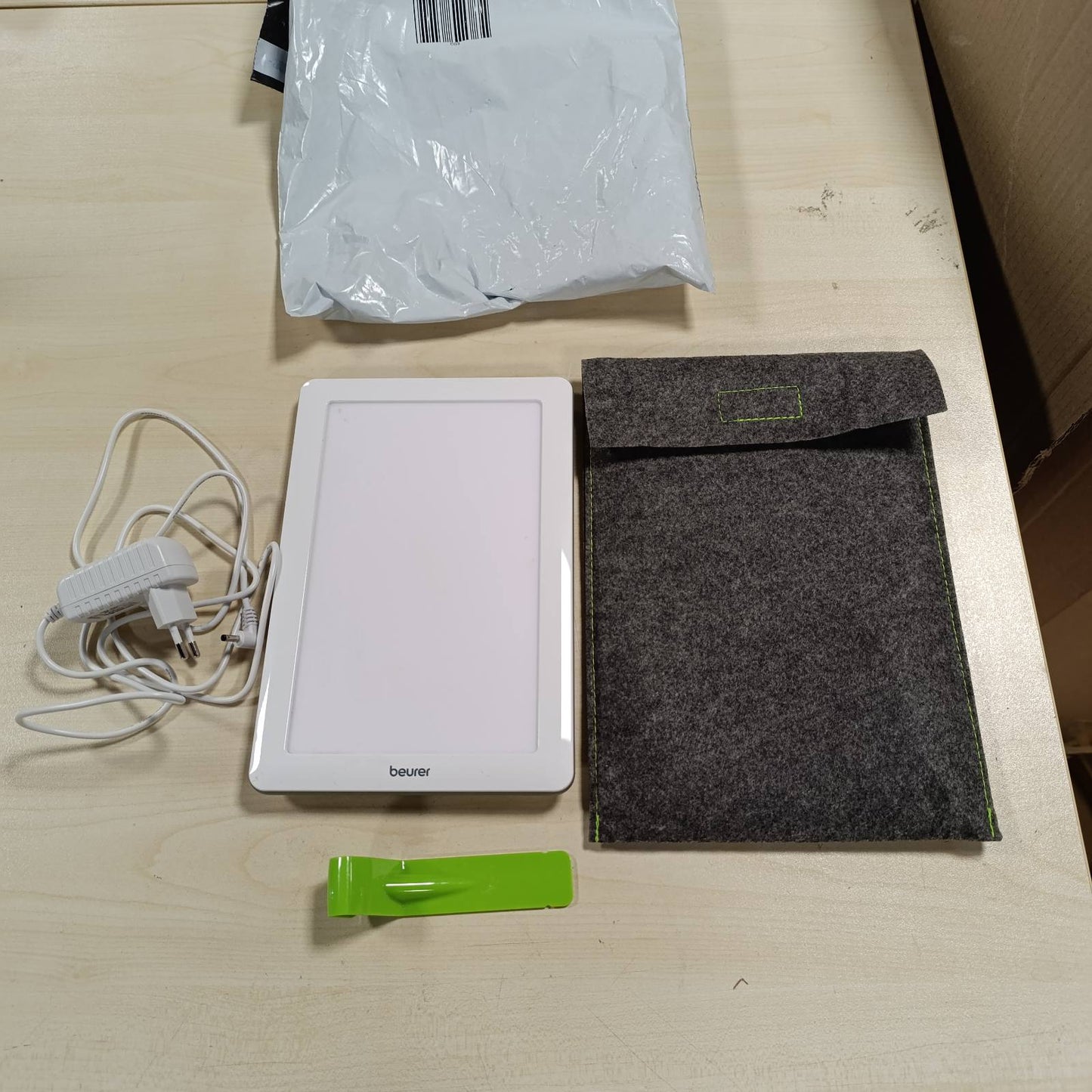 289603 - BEURER Llambë Terapie me Dritë TL 30, 10,000 lux, 23.6 x 15.6 x 2.6 cm, llambë kompakte me mbështetëse dhe qese ruajtjeje