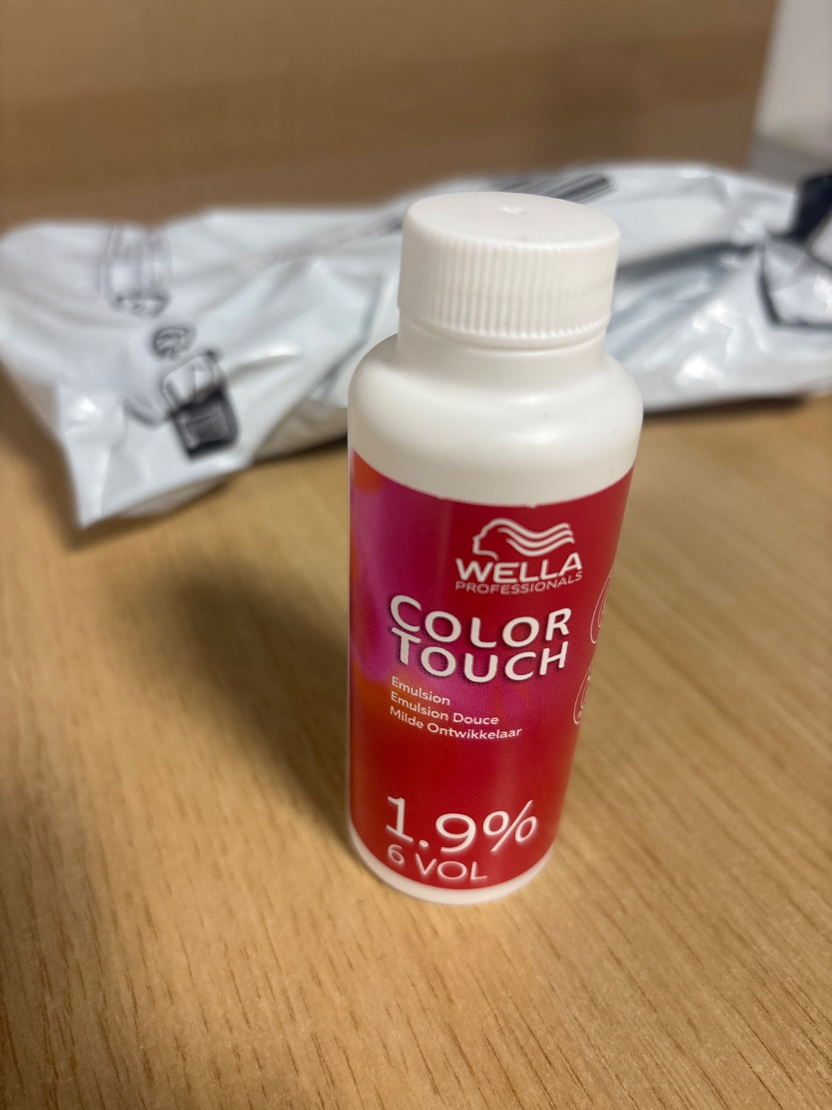 290558 - WELLA PROFESSIONALS Color Touch Emulsion 1.9% Zhvillues - 60 ml - Aktivizues gjysmë i përhershëm për tonifikim dhe shkëlqim të butë - Vegan - Zgjat deri në 28 larje
