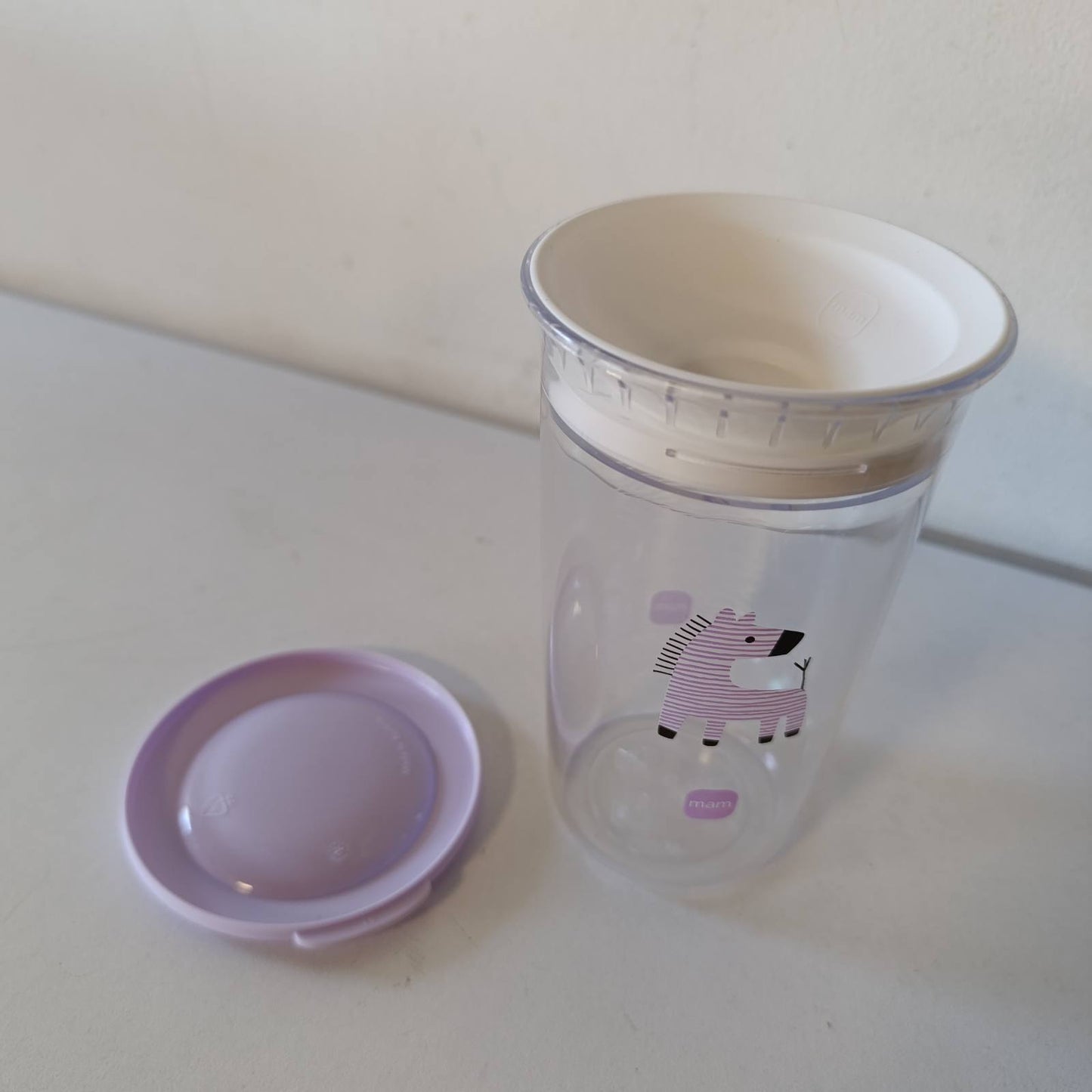 275739 - MAM Gotë e lehtë për t’u pirë, Gotë stërvitjeje 360° për 8+ muaj, Futje silikoni kundër rrjedhjeve, Pa BPA dhe BPS, 290 ml, Zebra.
