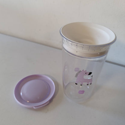 275739 - MAM Gotë e lehtë për t’u pirë, Gotë stërvitjeje 360° për 8+ muaj, Futje silikoni kundër rrjedhjeve, Pa BPA dhe BPS, 290 ml, Zebra.