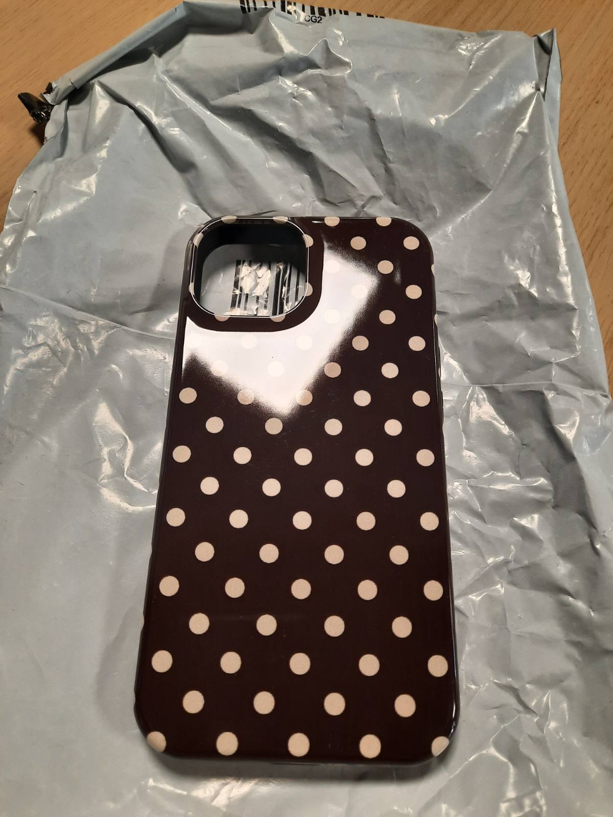 310190 - Mbështjellëse ngjyrë kafe me pika ngjyrë krem për iPhone 14