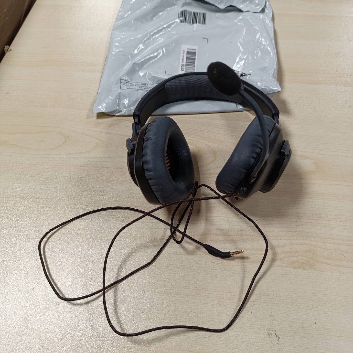 273532 - JBL Kufje për Lojëra Quantum 100, QuantumSOUND, Mikrofon Boom, të lehta, të rehatshme, dizajn tërheqës, të kompatibile me shumë platforma, ngjyrë e zezë