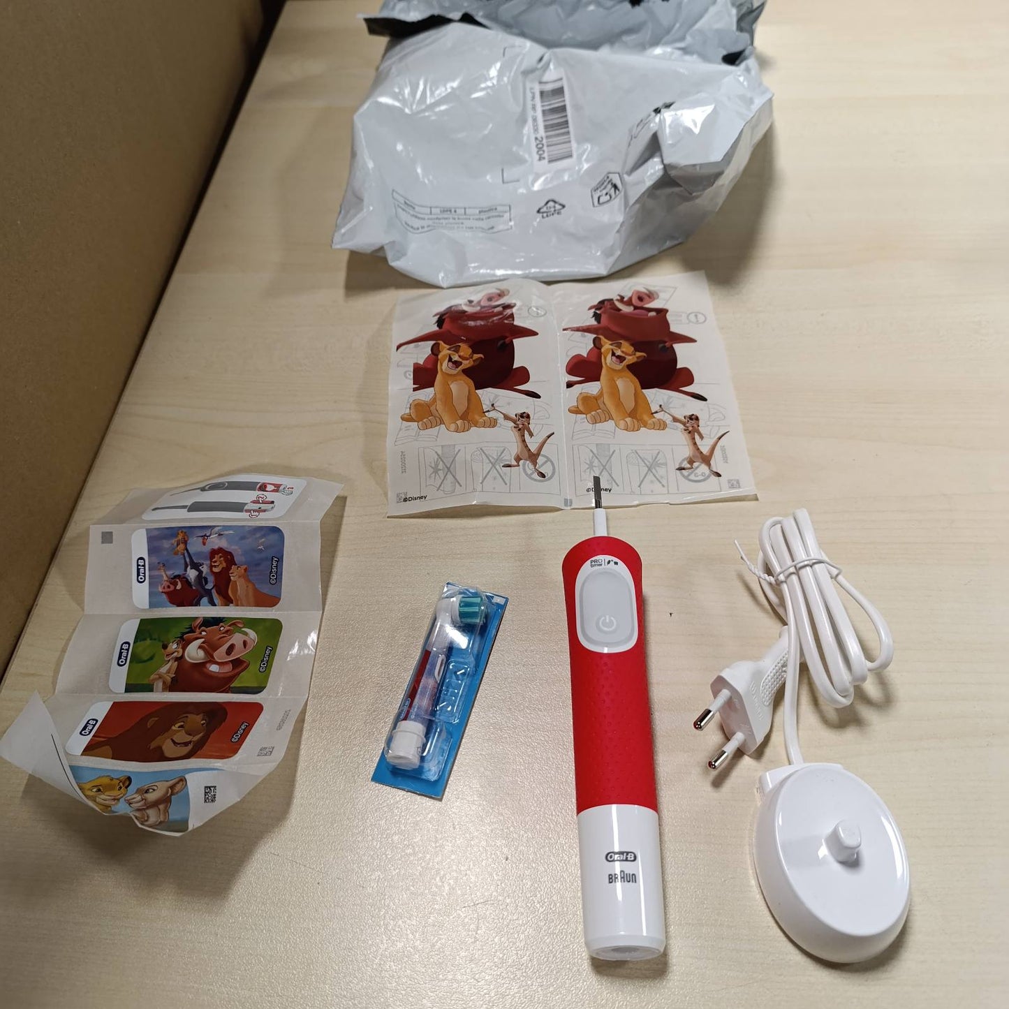 316491 - ORAL-B Pro Furçë Dhëmbësh Elektrike për Fëmijë, Mbreti Luan, 1 Kokë Furçe, Shumëngjyrëshe - 2 Mënyra Larjeje për Fëmijë 3 Vjeç e Lart, Kokë e Rrumbullakët Butësisht në Mishrat e Dhëmbëve, Kohëmatës Magjik Disney