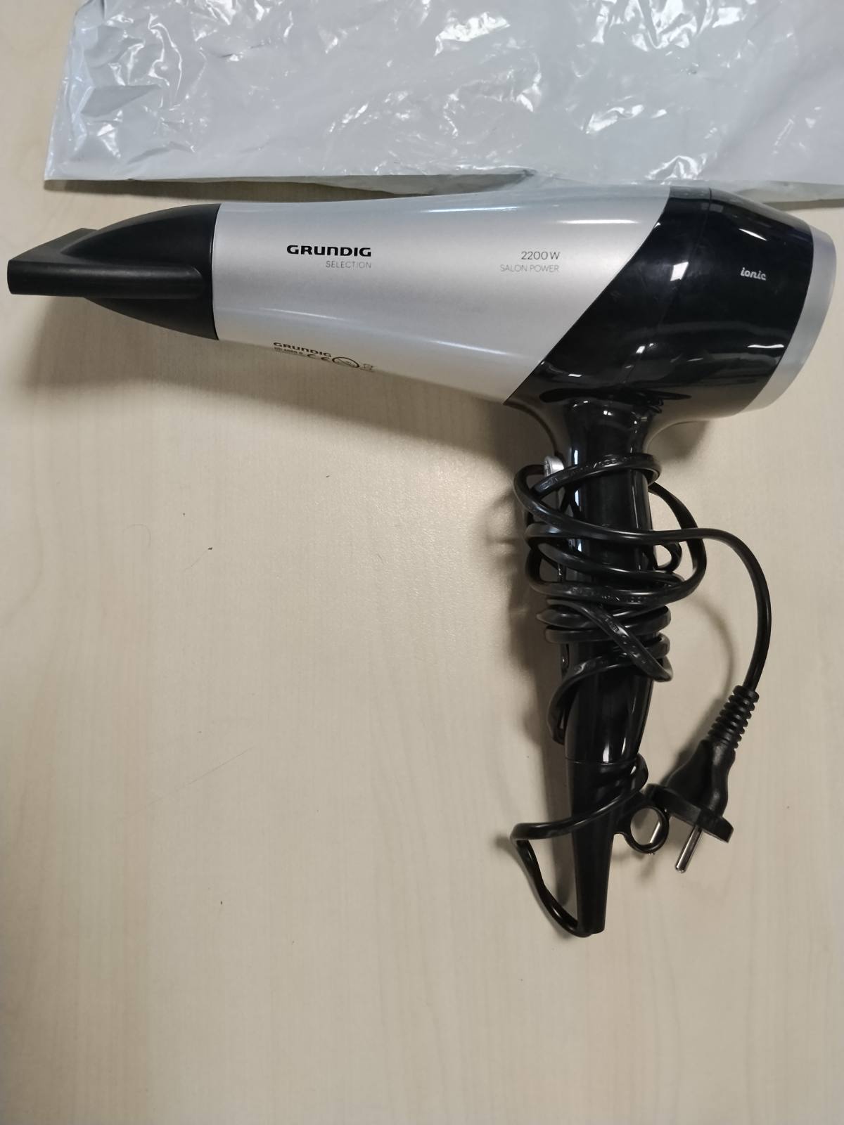321503 - GRUNDIG Tharëse flokësh HD 6080 B, jonike me difuzor, 3 cilësime temperature, 2 cilësime rrjedhjeje ajri, 2,200 W, e zezë/argjendtë